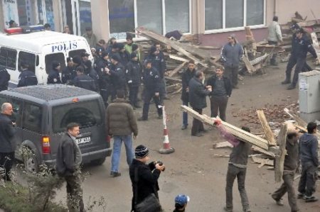 Edirne'de Yıkılan Binanın Tahtaları Rekor Hızla Toplandı