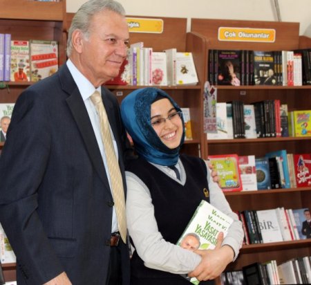 Ediz Hun, NT'nin ilk imza gününde sevenleriyle buluştu