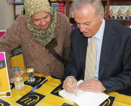 Ediz Hun, NT'nin ilk imza gününde sevenleriyle buluştu