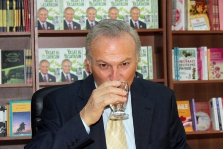 Ediz Hun, NT'nin ilk imza gününde sevenleriyle buluştu