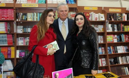 Ediz Hun, NT'nin ilk imza gününde sevenleriyle buluştu