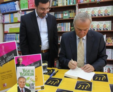 Ediz Hun, NT'nin ilk imza gününde sevenleriyle buluştu