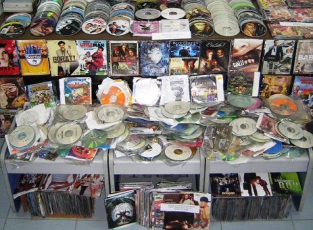 Edremit, Bandırma ve Ayvalık'ta korsan kitap ve CD operasyonu