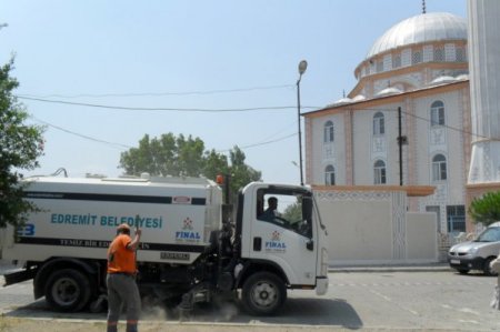 Edremit Belediyesi Camileri Temizledi