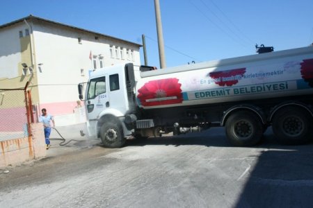 Edremit Belediyesi Okulları Temizledi