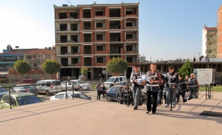 Edremit Belediyesi operasyonunda 9 zanlı adliyeye sevk edildi