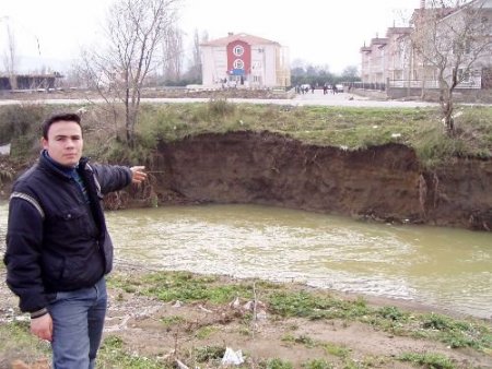 Edremit Çayı'nın Kenarları Aşırı Yağmur Sebebiyle Çöküyor