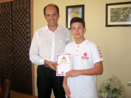 Edremit Körfez Dersanesi’nin başarılı öğrencilerine kaymakamdan başarı belgesi