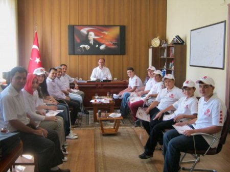 Edremit Körfez Dersanesi’nin başarılı öğrencilerine kaymakamdan başarı belgesi