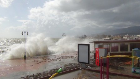 Edremit Körfezi'nde lodos etkili oluyor