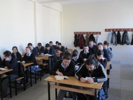 Edremit Lisesi Öğrenci Ve Öğretmenleri Okuma Kampanyasına Katıldı