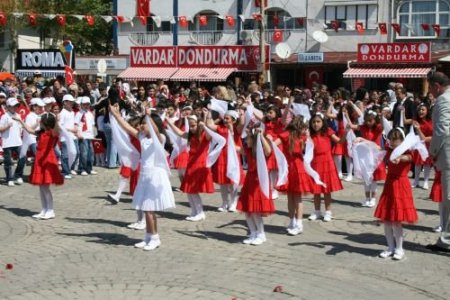 Edremit Ve Beldelerde 23 Nisan Coşkusu