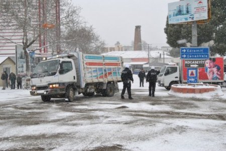 Edremit'e 4 Yıl Sonra Kar Yağdı, Yollar Buz Pistine Döndü