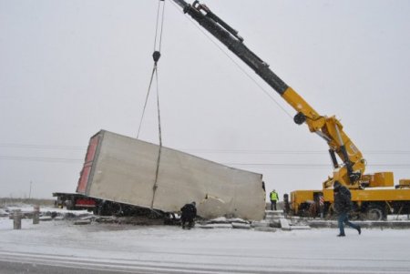 Edremit'e 4 Yıl Sonra Kar Yağdı, Yollar Buz Pistine Döndü