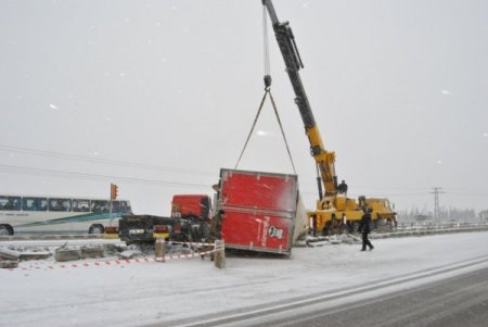 Edremit'e 4 Yıl Sonra Kar Yağdı, Yollar Buz Pistine Döndü