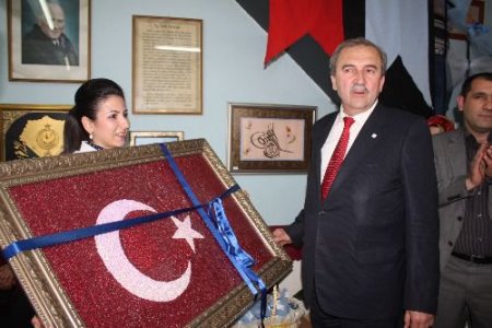Edremit'in Nüfusu Kadar Boncukla Bayrak Yaptılar
