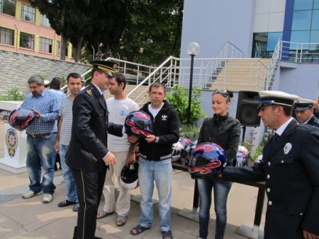 Edremit’te 100 Motosiklet Sürücüsüne Kask Dağıtıldı