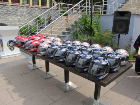 Edremit’te 100 Motosiklet Sürücüsüne Kask Dağıtıldı