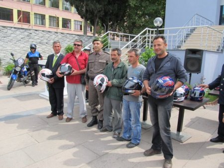 Edremit’te 100 Motosiklet Sürücüsüne Kask Dağıtıldı