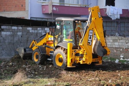Edremit'te Boş Ve Sahipsiz Alanlardaki Çöpler Temizleniyor