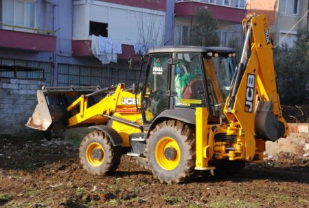 Edremit'te Boş Ve Sahipsiz Alanlardaki Çöpler Temizleniyor