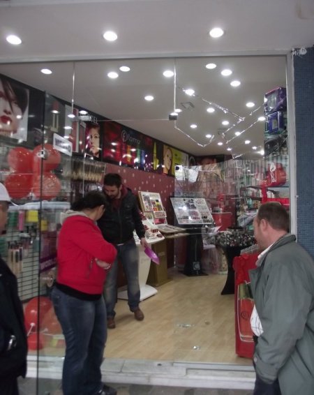 Edremit’te Camları Kıran Zanlılar Aranıyor