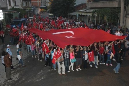 Edremit'te CHP’liler fener alayı düzenledi