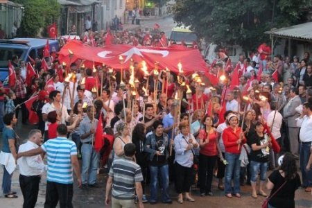 Edremit'te CHP’liler fener alayı düzenledi