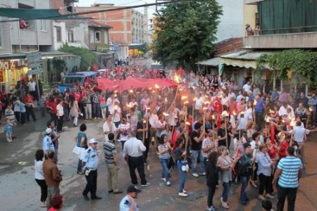 Edremit'te CHP’liler fener alayı düzenledi