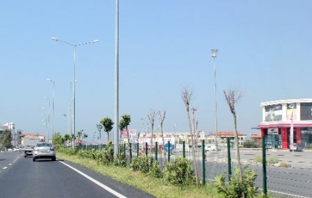 Edremit’te hırsızlar refüjlerin tel örgülerine dadandı