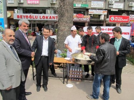 Edremit'te Kutlu Doğum pilavı ve ayran dağıtıldı