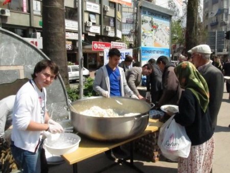 Edremit'te Kutlu Doğum pilavı ve ayran dağıtıldı