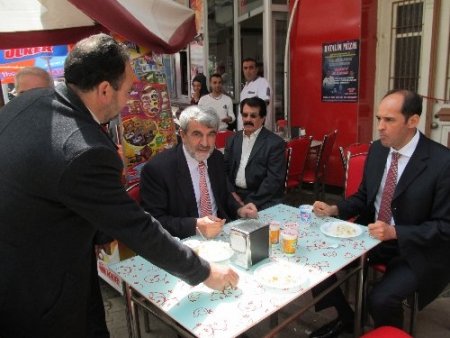 Edremit'te Kutlu Doğum pilavı ve ayran dağıtıldı