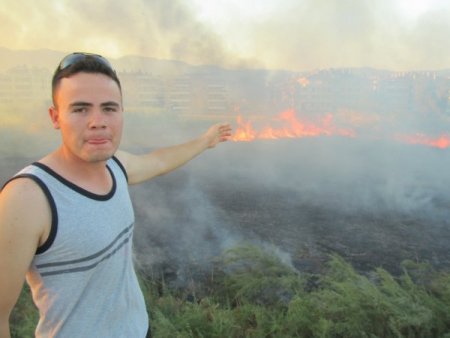Edremit'te sazlık yangını evleri tehdit ediyor