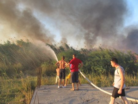Edremit'te sazlık yangını evleri tehdit ediyor