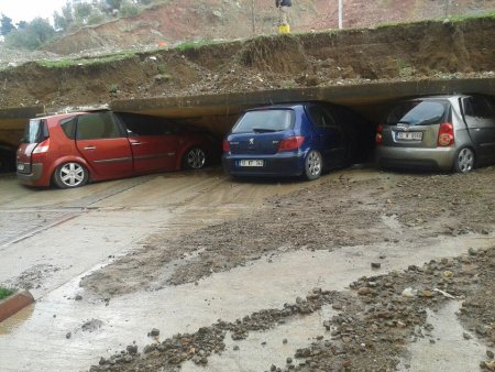 Edremit’te sel sonrası ev ve iş yerleri sular altında kaldı