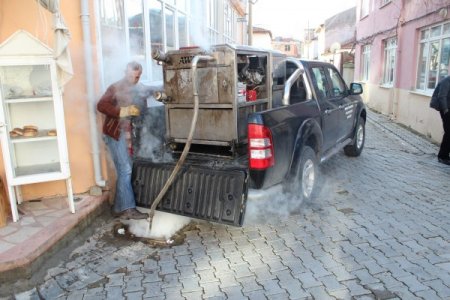 Edremit’te sinekle mücadele çalışmaları başladı