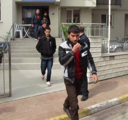 Edremit'te yakalanan kaçaklar adliye sevk edildi