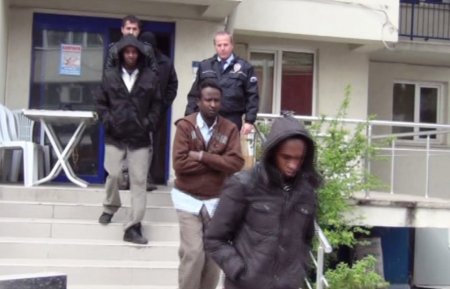 Edremit'te yakalanan kaçaklar adliye sevk edildi