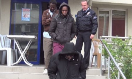 Edremit'te yakalanan kaçaklar adliye sevk edildi