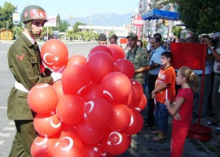 Edremit'te Zafer Bayramı Coşkuyla Kutlandı