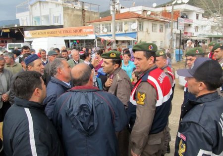 Edremit'teki sel mağdurları Çanakkale-İzmir yolunu kapattı