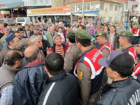 Edremit'teki sel mağdurları Çanakkale-İzmir yolunu kapattı