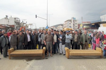 Edremit'teki sel mağdurları Çanakkale-İzmir yolunu kapattı
