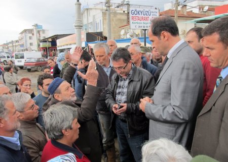 Edremit'teki sel mağdurları Çanakkale-İzmir yolunu kapattı