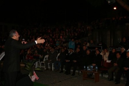 Efendimizi anmaya gelenler meydana sığmadı