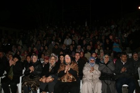 Efendimizi anmaya gelenler meydana sığmadı