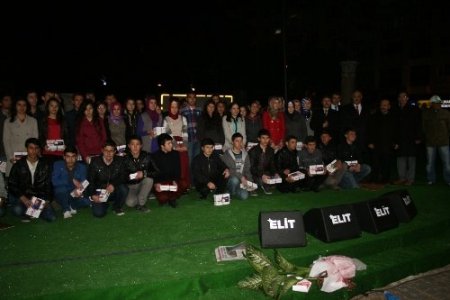 Efendimizi anmaya gelenler meydana sığmadı