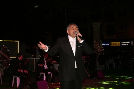 Efendimizi anmaya gelenler meydana sığmadı