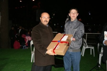 Efendimizi anmaya gelenler meydana sığmadı